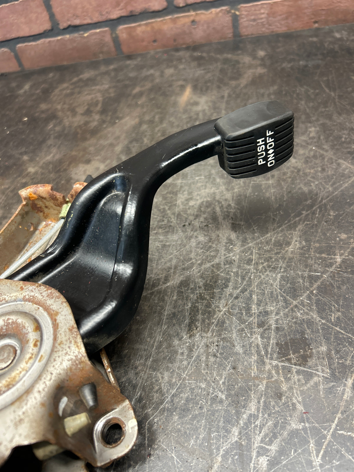 07-23  CHARGER 300 CHALLENGER EMERGENCY E PARKING BRAKE PEDAL 04779596ae OEM