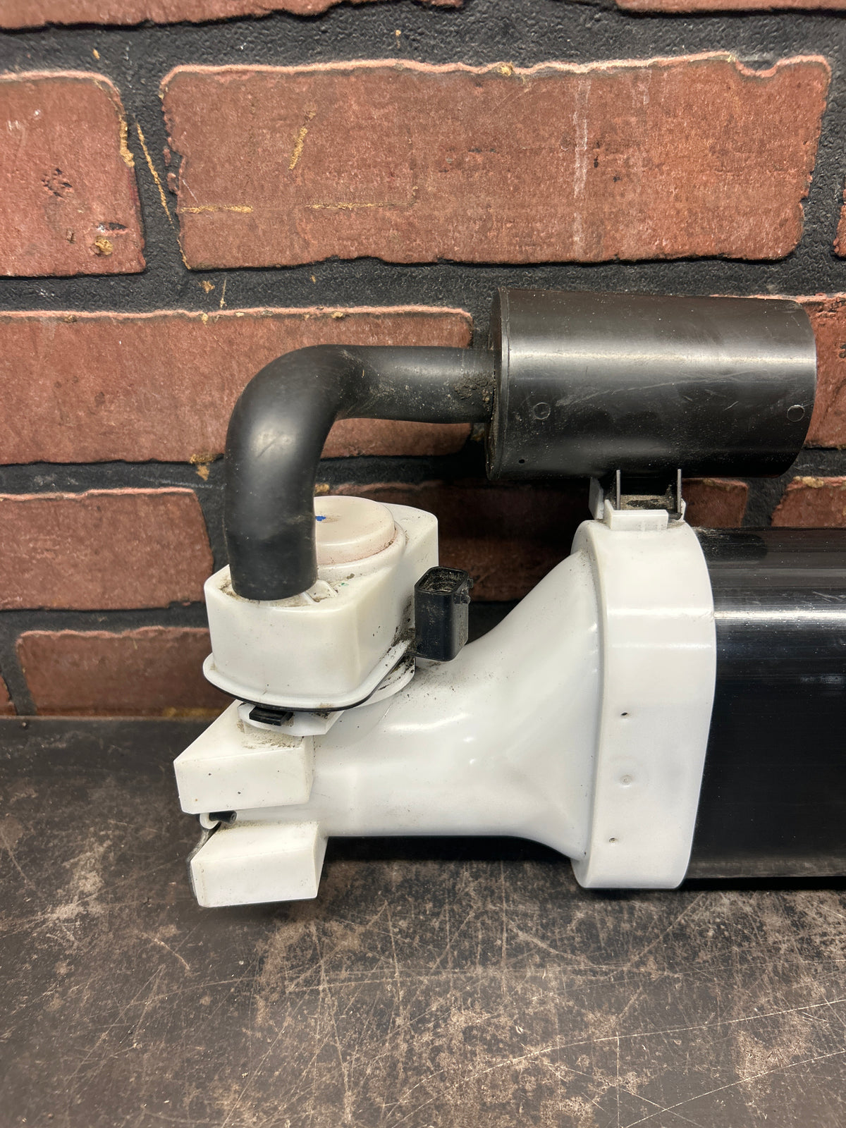 11-17 CHARGER CHALLENGER 300 6.4L OEM FUEL VAPOR CHARCOAL CANISTER 4593937AC