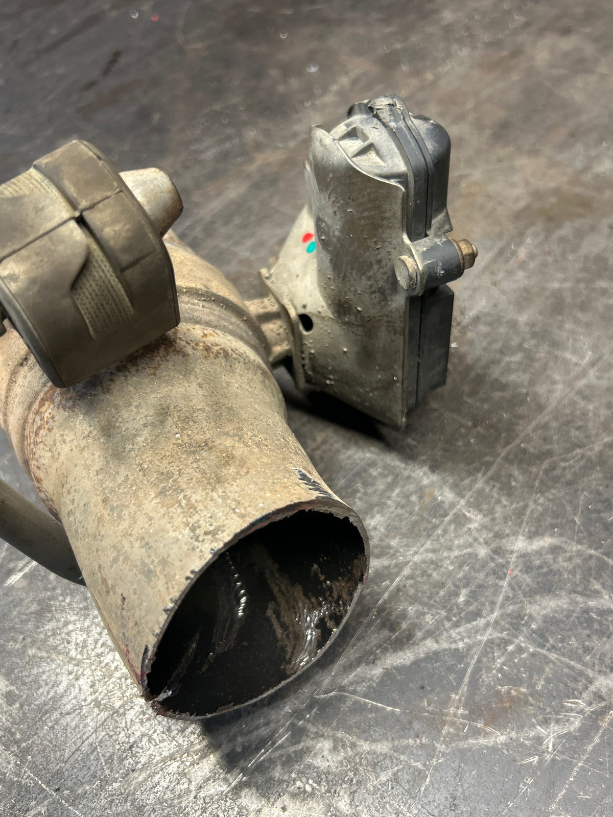 15-23 Dodge Charger Hellcat Right Exhaust Valve Actuator W/ Pipe Section OEM