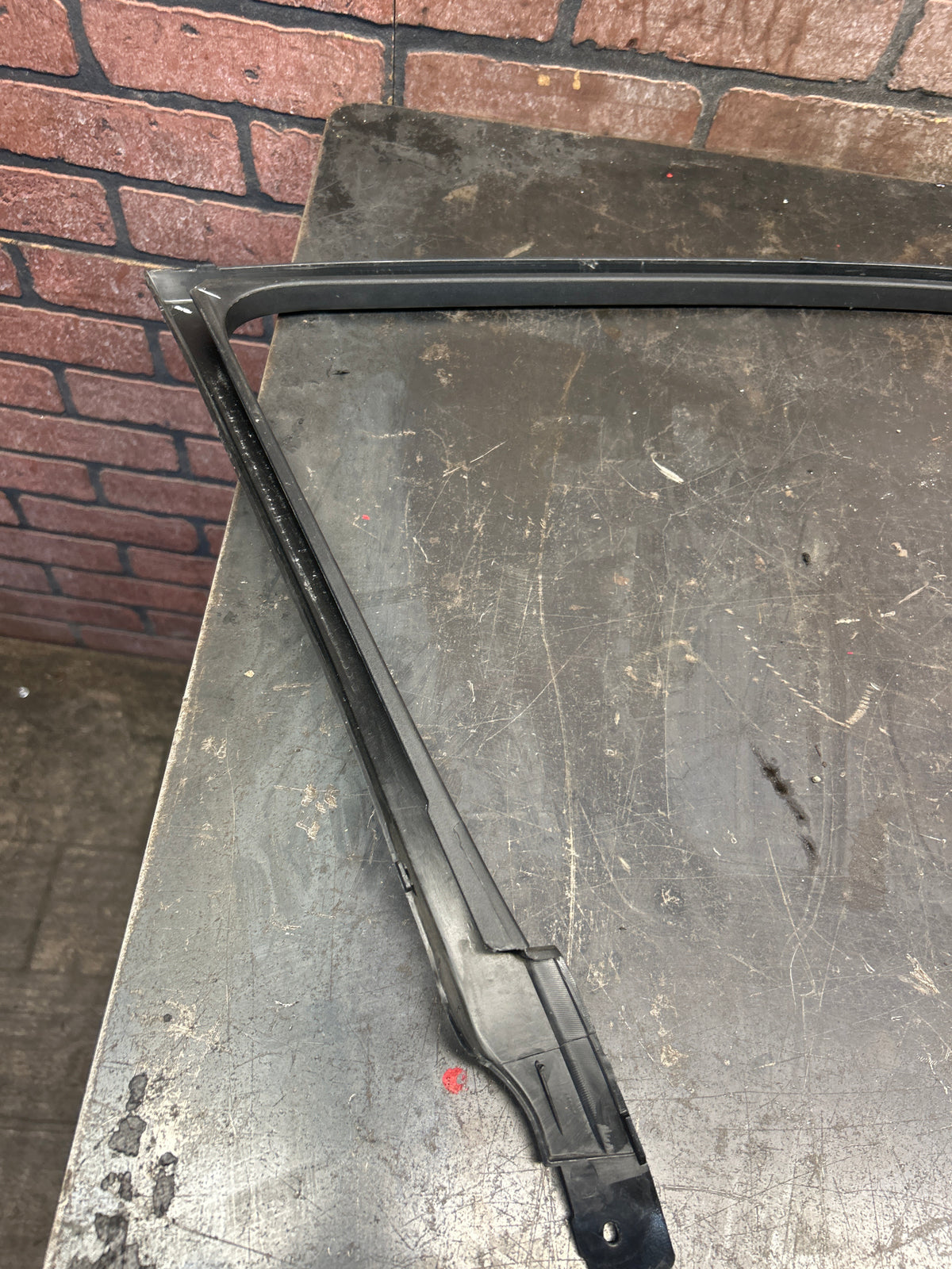 15-23 Dodge Charger Hellcat Front Right Door Window Frame Trim W/ Tweeter Cover