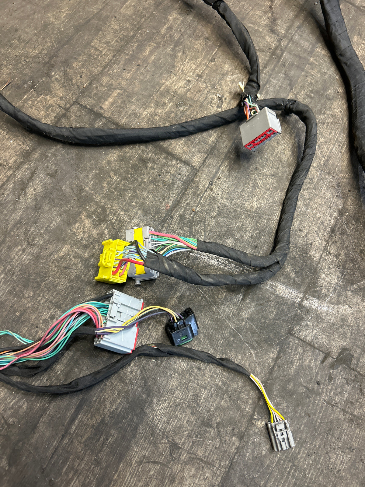 2019 Dodge Charger Hellcat Body Wiring Harness W/ Fuse Box 68384050AE OEM