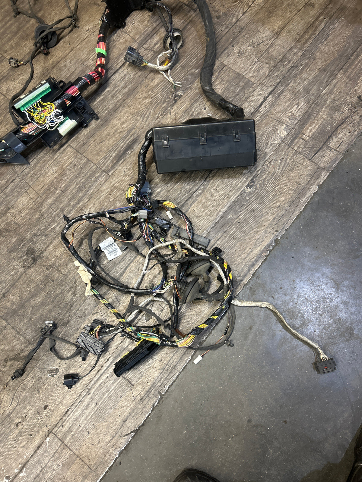 2019 Dodge Charger Hellcat Body Wiring Harness W/ Fuse Box 68384050AE OEM
